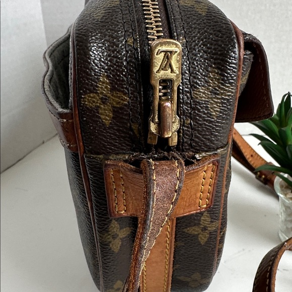 Louis Vuitton Monogram Jeune Fille Crossbody
Date code not visible - Picture 4 of 15